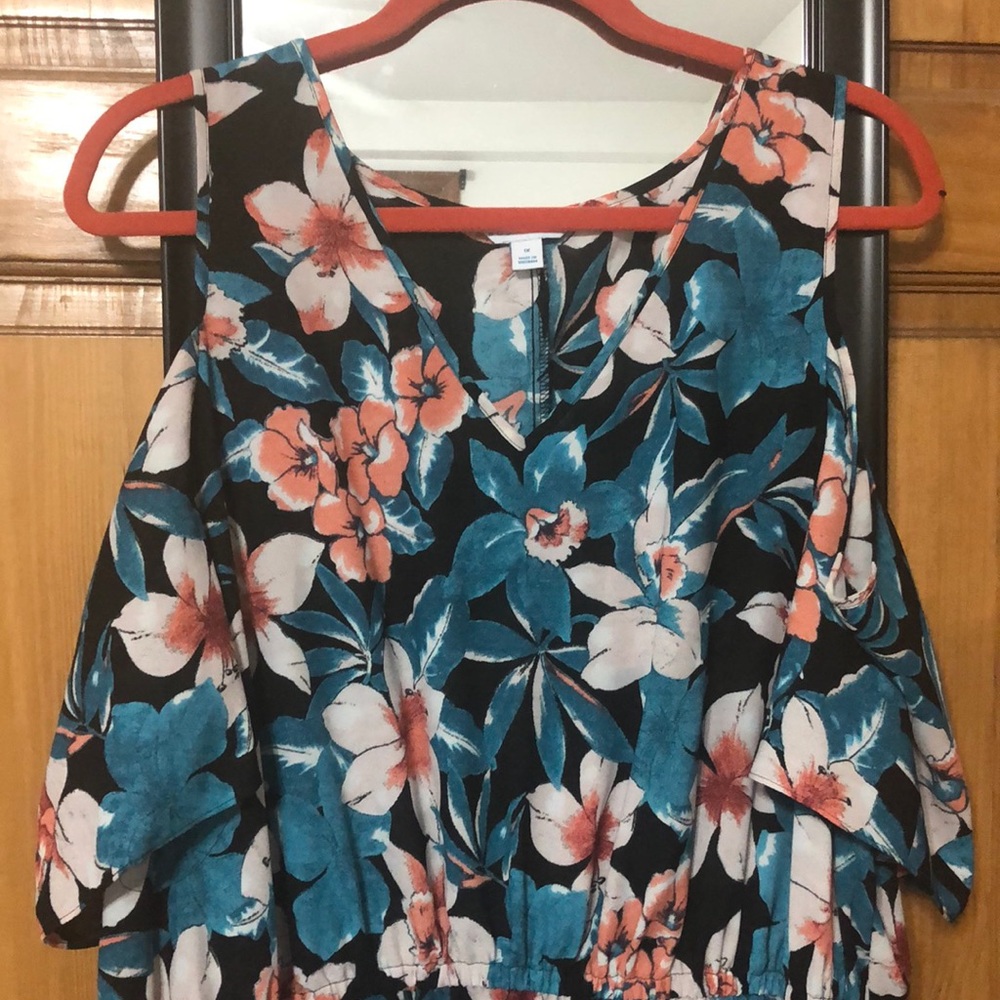 cold-shoulder floral printed maxi dress. 🌺